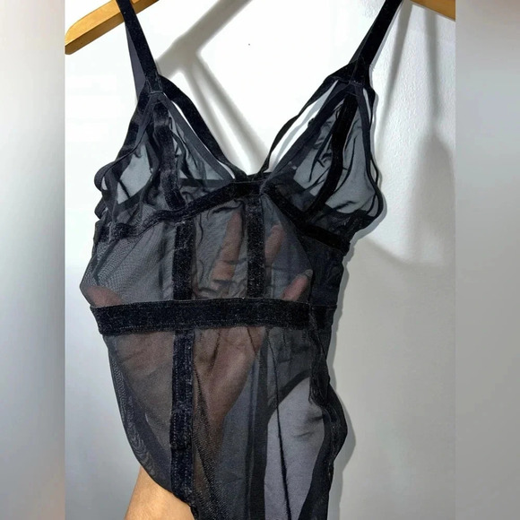 Lace with velvet details Bodysuit  SizeXS - Picture 3 of 10